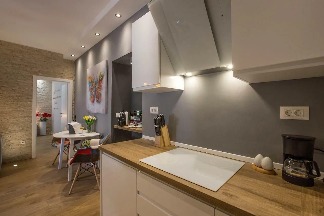 Exclusive City Center Apartment With Garden Rovinj